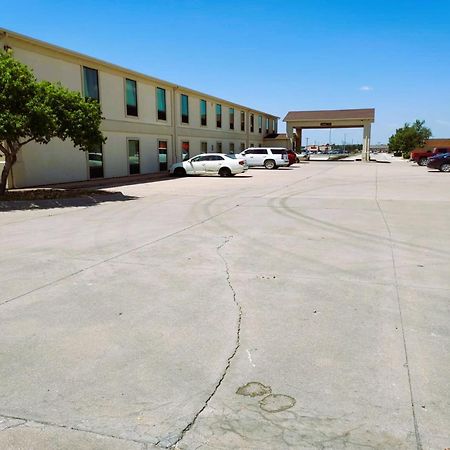 Mcpherson Inn By Oyo, I-135 Exterior photo