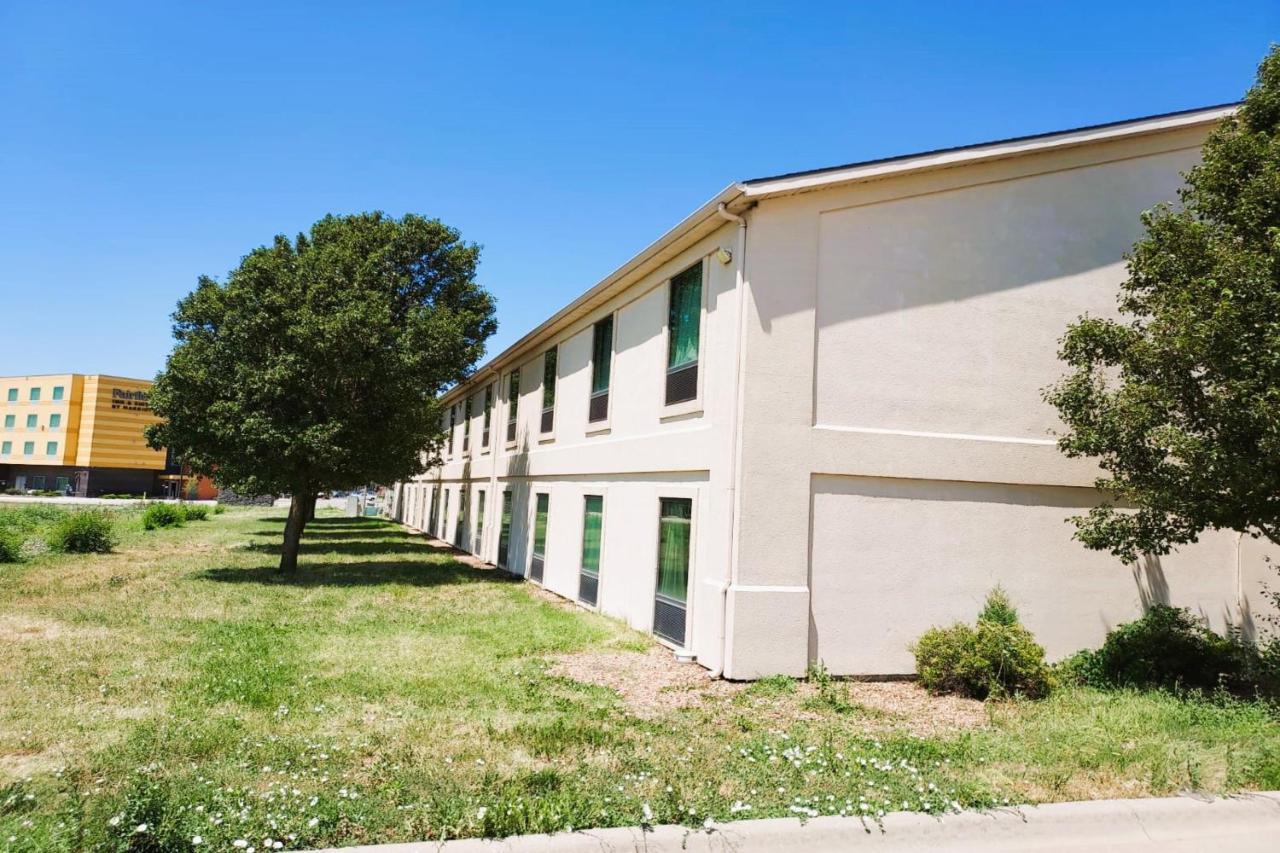 Mcpherson Inn By Oyo, I-135 Exterior photo