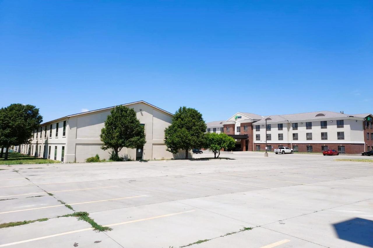 Mcpherson Inn By Oyo, I-135 Exterior photo
