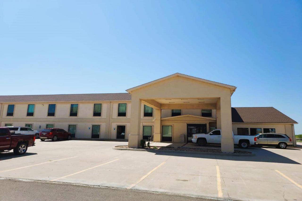 Mcpherson Inn By Oyo, I-135 Exterior photo