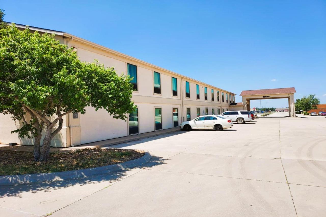 Mcpherson Inn By Oyo, I-135 Exterior photo