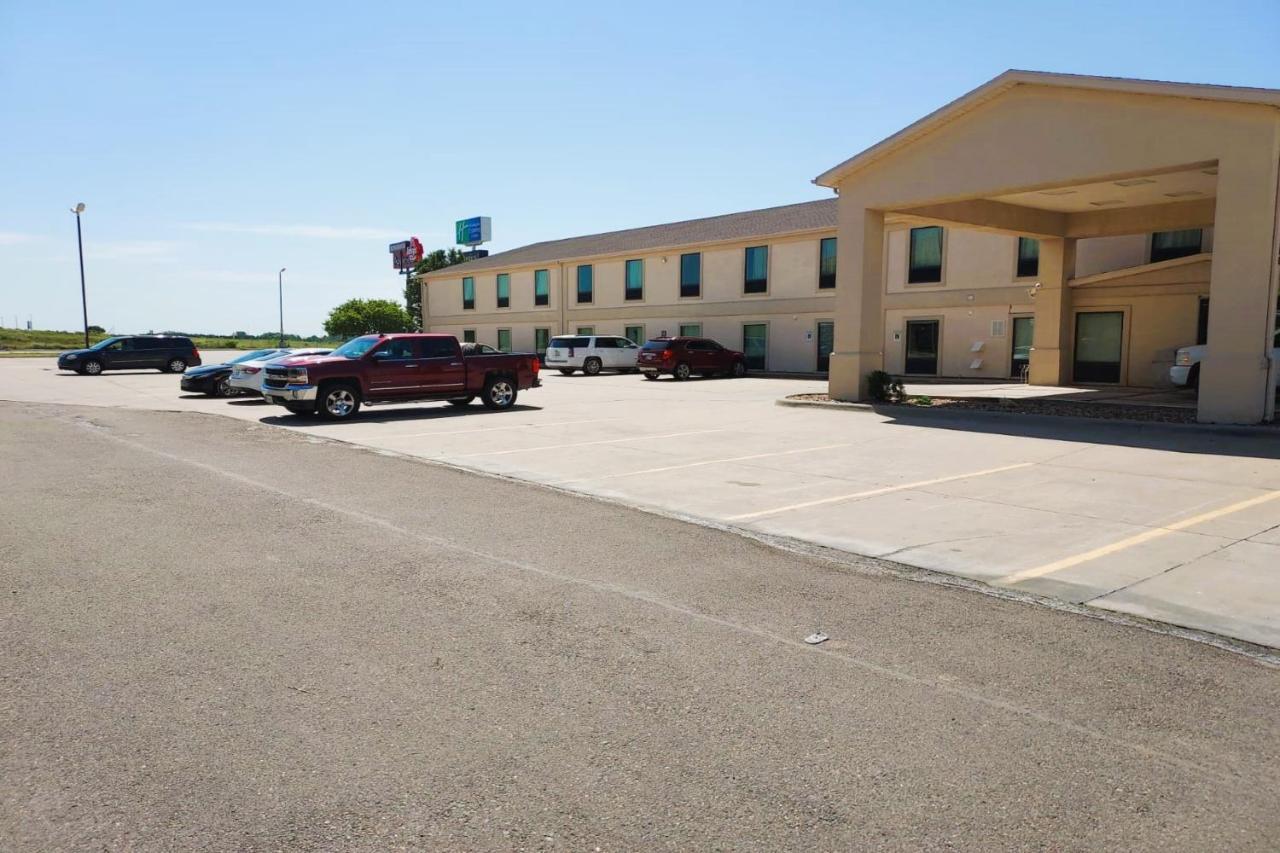 Mcpherson Inn By Oyo, I-135 Exterior photo