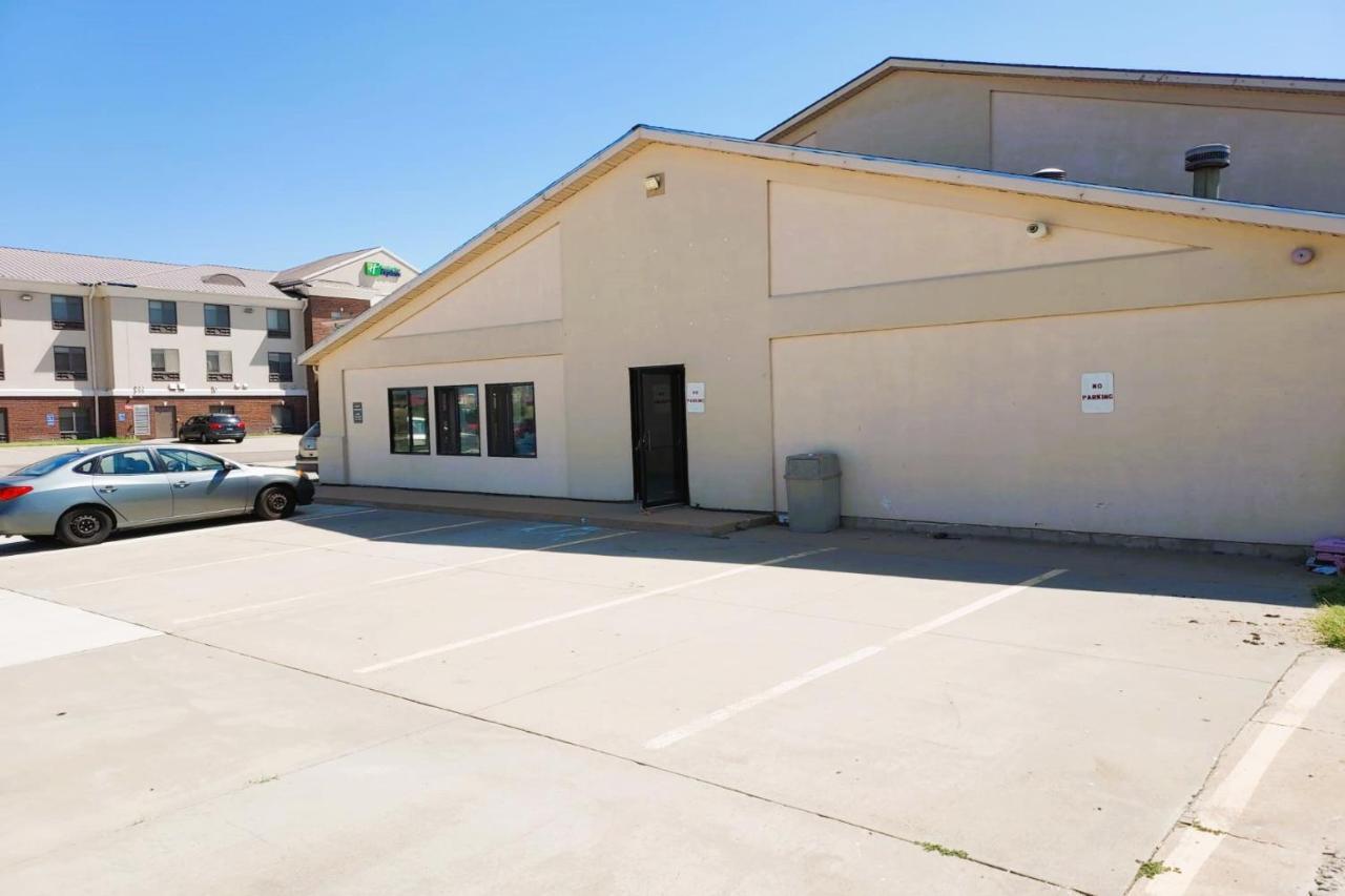 Mcpherson Inn By Oyo, I-135 Exterior photo